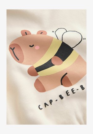 Illustration af en brun tegneseriebjørn i en sort og gulstribet bi-dragt med lyserøde accenter og teksten "CAP-BEE-B" nedenunder.