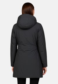 Zwarte, gewatteerde jas met een grote, aangesloten capuchon, gladde textuur, mid-length ontwerp en een rechte pasvorm, met minimalistische accenten.