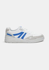 Fehér sneaker kék és szürke akcentusokkal, perforált felsőrésszel, lapos cipőfűzővel és texturált gumitalppal. Oldalsávok kék színben.