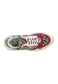 Basket avec un design en matériaux mixtes, des accents rose, blanc et imprimé animal, et une semelle texturée avec des détails noirs et verts.