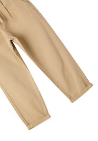 Pantaloni in cotone beige con vestibilità rilassata, cuciture visibili e orli arrotolati. Tessuto morbido con una silhouette a gamba dritta.