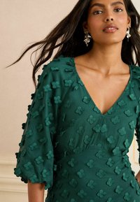 Love & Roses REGULAR FIT - FLORAL V-NECK PUFF SLEEVE - Dienas kleita - green