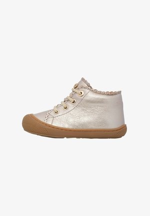 Lyserød småbørns sko med bølget kant, gyldne huller til snørebånd, beige snørebånd og gummisål med tekstureret tåhætte.