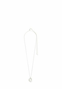 Silverhalsband med en slank, abstrakt hänge. Kedjan är justerbar med två fina trådar. Minimalistisk design med slät textur.