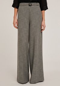Wijdvallende broek van een gestructureerde grijze stof met een subtiel patroon, voorzien van een aansluitende tailleband en een metallic gespsluiting.