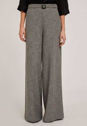 Pantalons évasés en tissu gris texturé avec un motif subtile, présentant une taille ajustée et un détail de boucle métallique.