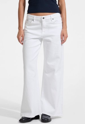 EXTRA WIDE - Relaxed fit jeans - weiß