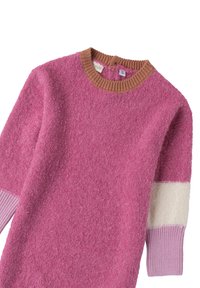 Maglione rosa in maglia con una texture morbida, dotato di un collo a coste marrone e maniche a blocchi di colore in bianco e viola chiaro.