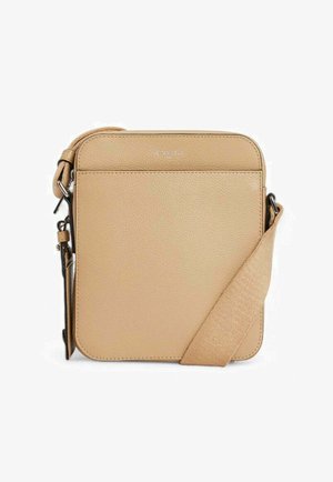 Bolso bandolera de cuero beige con textura suave, forma rectangular, correa ajustable y cierre superior con cremallera. Cuenta con un bolsillo frontal.