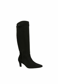Czarny, zamszowy kozaki za kolano, z wysmuklonym czubkiem, niskim blokowym obcasem i mankietem na górze.
