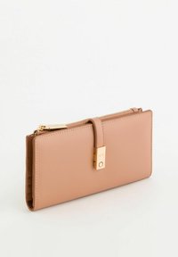 Cartera rectangular de cuero beige con correa y cierre dorado, compartimento con cremallera en la parte superior y bordes cosidos.