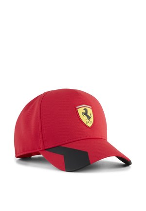 Casquette de baseball en maille rouge avec des accents noirs sur la visière et un logo Ferrari jaune avec un cheval cabré sur le panneau avant.