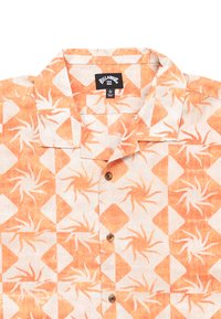 La camicia a maniche corte con bottoni presenta un motivo geometrici arancione e bianco con motivi solari. Realizzata in tessuto leggero, include un colletto e una chiusura con bottoni.