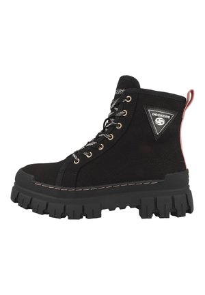 Schwarzer hoch geschnittener Dockers-Stiefel mit dicker Profilsohle, schwarzen und weißen Schnürsenkeln, dreieckigem Logo-Patch und rosafarbenem Stofflasche am Fersenbereich.