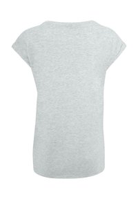 T-shirt gris à manches courtes, texture douce, coupe décontractée, encolure arrondie et ourlet arrière légèrement plus long. Sans motifs ni matériel visible.