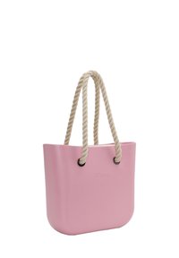 Rosa plastväska med rundade kanter, rep-handtag och en logotyp på framsidan. Slät yta med en minimalistisk design.
