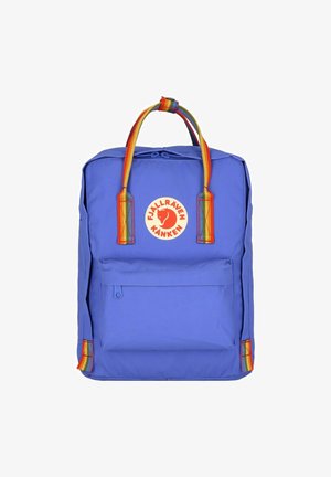 Zaino Fjällräven Kanken blu con forma rettangolare, dotato di una tasca frontale, dettagli delle cinghie color arcobaleno e una toppa con logo circolare.