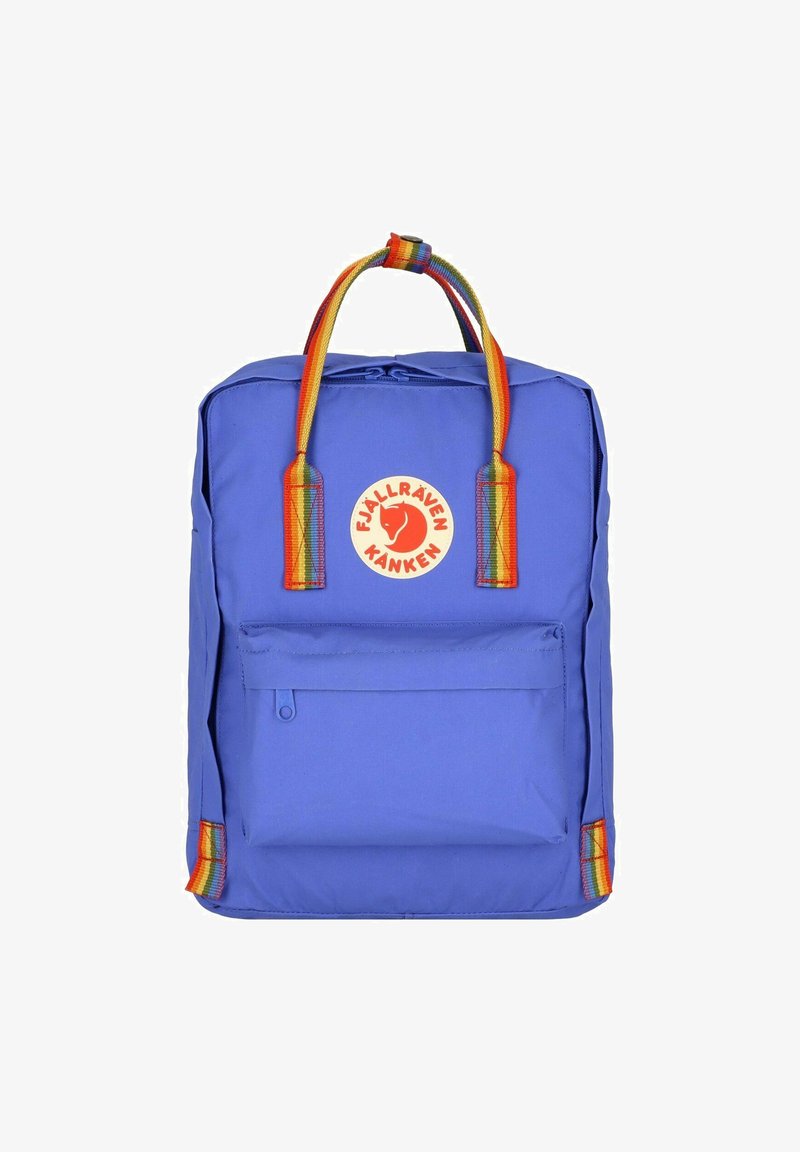 Mochila Fjällräven Kanken azul com forma retangular, apresentando um bolso frontal, detalhes em tiras coloridas em arco-íris e um emblema redondo.