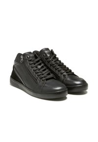 Baskets montantes noires en cuir lisse avec fermeture à lacets, zip sur le côté et semelle en caoutchouc. Présente un design épuré et minimal.