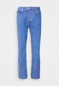 Vaqueros de mezclilla azul claro con corte recto, cinco bolsillos, cremallera y botón de cierre. Incluyen un ligero desgastado y costuras clásicas.