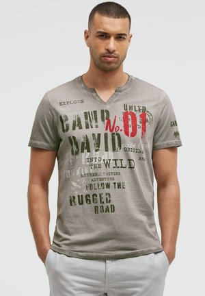Camp David, CAMP DAVID T-SHIRT MIT V-CUT UND USED PRINT - Print T-shirt - shadow