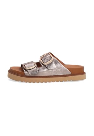 Metallic sølv slide sandal med to justerbare spænder, brun fodseng, tekstureret overdel og en beige gummisål med grip mønster.