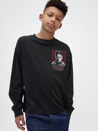 Tricou negru cu mânecă lungă, având un grafic cu un personaj într-un pătrat, cu textul „Stranger Things” în roșu deasupra. Material moale din bumbac.