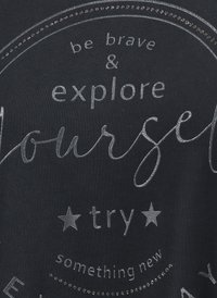 Schwarzes Baumwoll-T-Shirt mit silberfarbener bedruckter Schrift mit motivierenden Phrasen und dekorativen Sternelementen, glatte Textur, lässiges Design.