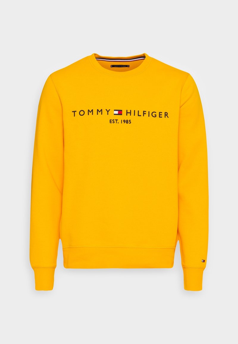 Sudadera amarilla de algodón, con "TOMMY HILFIGER EST. 1985" en texto negro, cuello redondo y puños acanalados con detalle del logo.