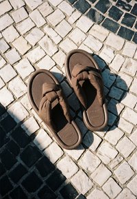 Havaianas OVER PUFFED UP - Σανδάλια τύπου T - dark brown
