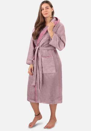 Helle rosa Frottee-Bademantel mit Kapuze, Gürtel in der Taille und Fronttasche. Verfügt über eine kontrastierende Innenverkleidung und strukturierten Stoff.