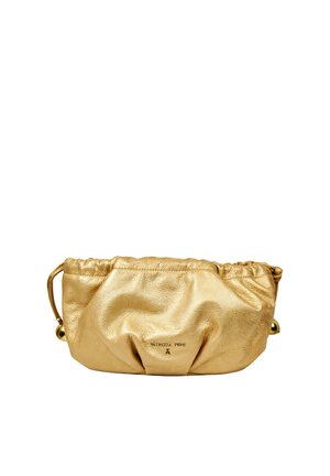 Borsa clutch in pelle metallica dorata morbida con dettagli arricciati e piccolo logo centrale sul davanti.