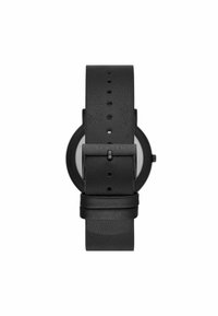 Reloj de cuero negro con correa texturizada, caja redonda negra y esfera minimalista. Presenta un cierre ajustable y la marca SKAGEN.