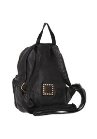 Mochila de cuero negra con cierre de cremallera, que cuenta con un asa superior única, correa ajustable y un acento cuadrado con tachuelas.