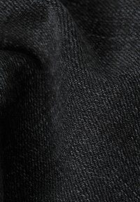 Zwarte stof met een geweven textuur, die een zachte afwerking en subtiele glans toont. Het materiaal lijkt zacht en flexibel, geschikt voor verschillende toepassingen.