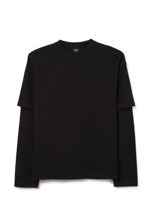 T-shirt nero a maniche lunghe realizzato in cotone. Presenta un collo a giro e una vestibilità rilassata con un design minimalista. Nessun motivo o accento visibile.
