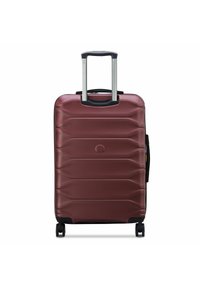 Valise rigide de couleur bourgogne avec un motif de vagues texturé, poignée rétractable et quatre roues en caoutchouc pour la mobilité.