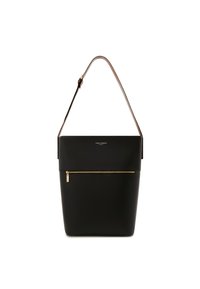Sort læder bucket bag med en gylden lynlåslomme, beige skulderrem og minimalistisk design. Glat tekstur og enkel branding foran.