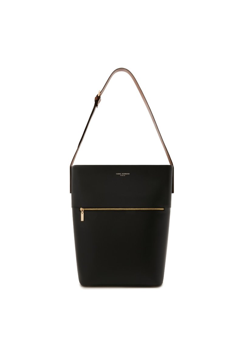 Sort læder bucket bag med en gylden lynlåslomme, beige skulderrem og minimalistisk design. Glat tekstur og enkel branding foran.