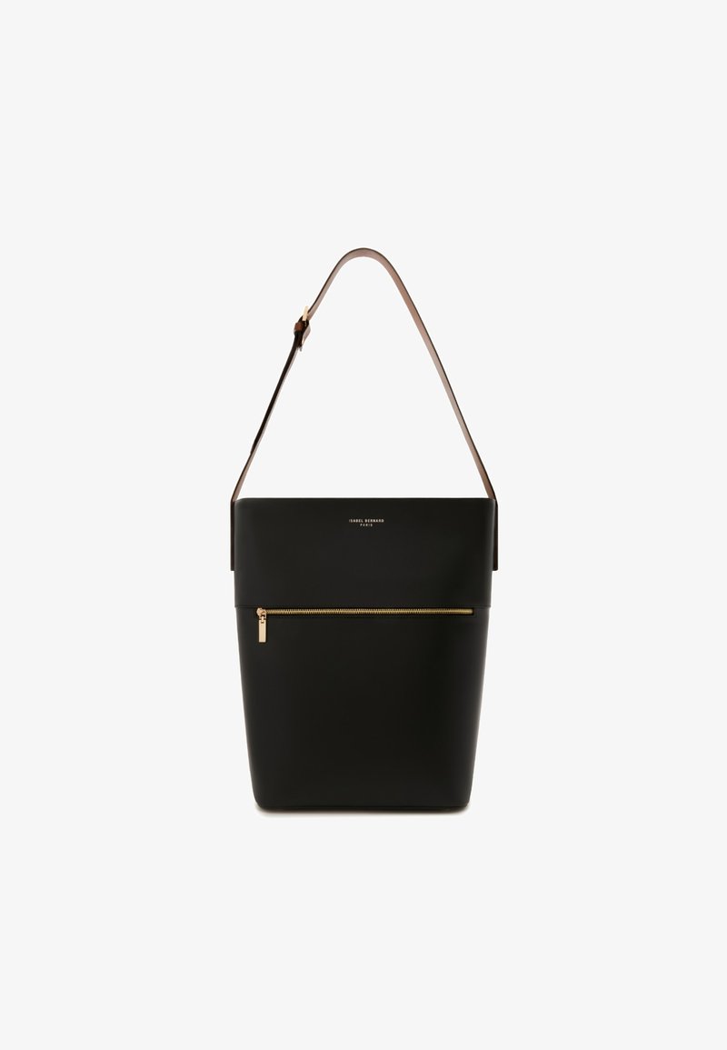 Sort læder bucket bag med en gylden lynlåslomme, beige skulderrem og minimalistisk design. Glat tekstur og enkel branding foran.