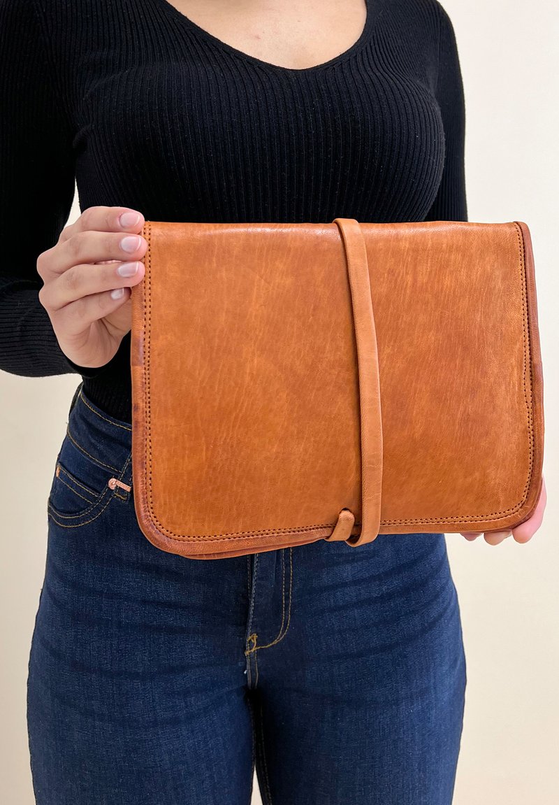 Gusti Leder CHUCK Laptop bag braun/brown Zalando.ie