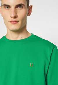 Les Deux T-shirt básica - sports green/orange