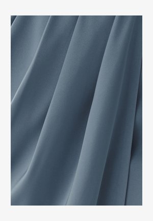 Minkšta, laisvai krentanti medžiaga blankiai mėlynos spalvos, pasižyminti lygiu paviršiumi ir subtiliu drapavimu su švelniu blizgesiu.