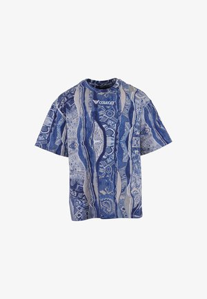 Blaue und graue kurzärmelige T-Shirt mit abstrakten vertikalen Mustern und dem "COLUCCI"-Logo, das auf der Brust zentriert ist.