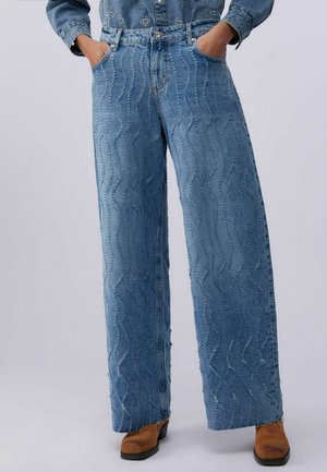 WITH LASER-ETCHED DETAILS - Jeans a zampa - light blue