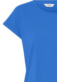 Blå T-shirt med korte ærmer, rund halsudskæring og ombukket ærmekant, med en lille hvid etiket med teksten "b.young" inde i kraven.