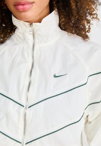 Nike Sportswear Spordijakk - sail/vintage green