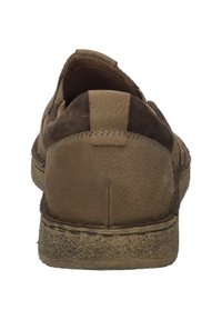 Braune Leder-Slippers mit strukturiertem Finish, gepolstertem Kragen und sichtbaren Nähten entlang der Sohle für zusätzliche Haltbarkeit.