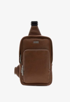 Sac bandoulière en cuir marron texturé avec poche avant zippée, fermetures éclair argentées et une sangle noire réglable, marqué du logo Guess.