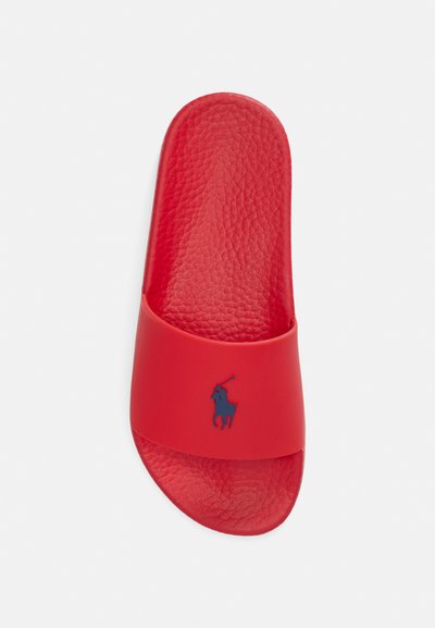 Κόκκινο σανδάλι τύπου σαγιονάρας με υφασμένο λουράκι, λείο πέλμα και μπλε λογότυπο. Κατασκευασμένο από μαλακό καουτσούκ για άνεση.